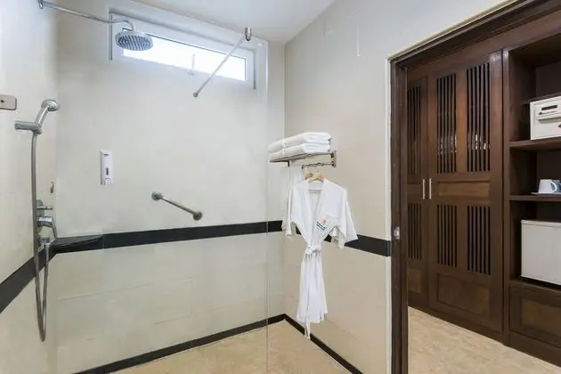 Deluxe Tek Büyük Yataklı Oda, Havuz Kenarı