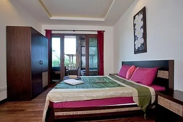 Beachfront Apartment, 2 Bedrooms (Lower Floor & AC in Bedroom Only)