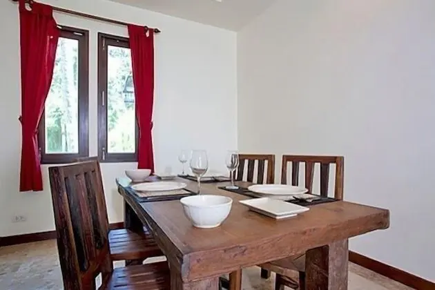 Beachfront Apartment, 2 Bedrooms (Lower Floor & AC in Bedroom Only)