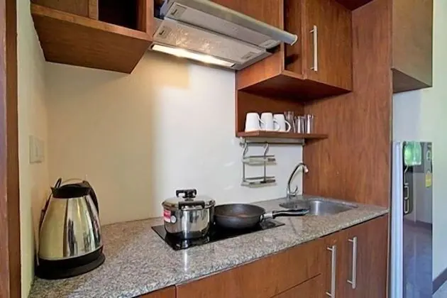 Beachfront Apartment, 2 Bedrooms (Lower Floor & AC in Bedroom Only)