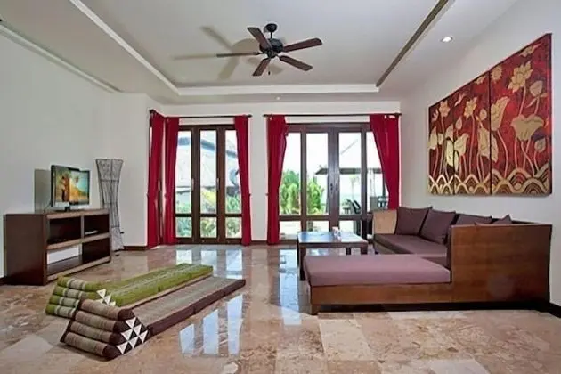 Beachfront Apartment, 2 Bedrooms (Lower Floor & AC in Bedroom Only)