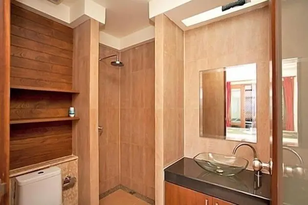 Beachfront Apartment, 2 Bedrooms (Lower Floor & AC in Bedroom Only)