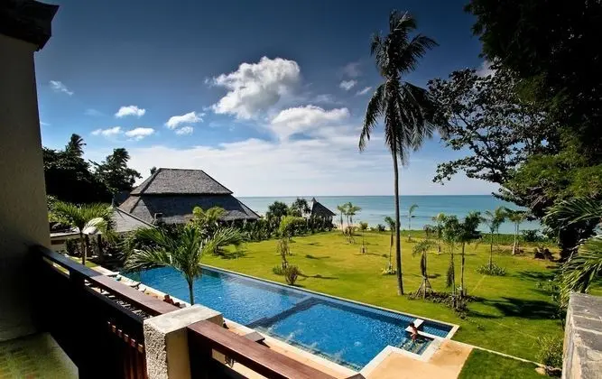 Beachfront Apartment, 2 Bedrooms (Upper Floor & AC in Bedroom Only)