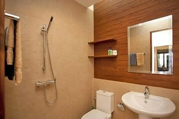 Beachfront Apartment, 2 Bedrooms (Upper Floor & AC in Bedroom Only)
