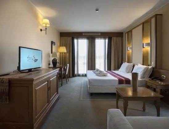 Tek Büyük veya İki Ayrı Yataklı Oda, Göl Manzaralı