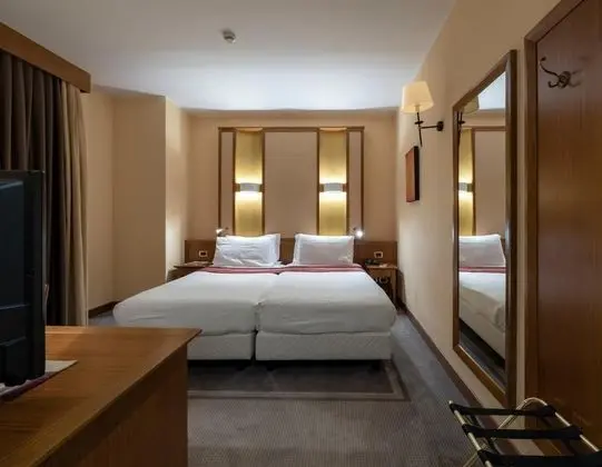 Tek Büyük veya İki Ayrı Yataklı Oda, Göl Manzaralı