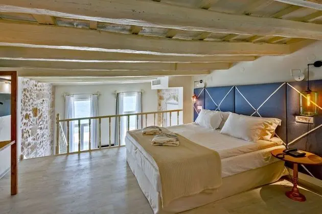 Süit, Havuz Manzaralı (Split Level)