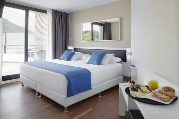 Deluxe Tek Büyük Yataklı Oda, Teras, Kısmi Deniz Manzarası