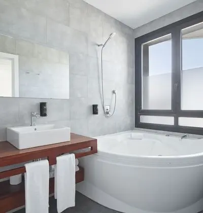 Deluxe Tek Büyük Yataklı Oda, Teras, Kısmi Deniz Manzarası