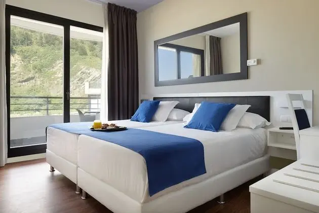 Standard Tek Büyük Yataklı Oda, Teras, Kısmi Deniz Manzarası (90 mins of free spa access per day)