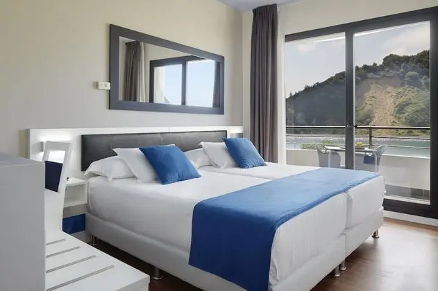 Standard Tek Büyük Yataklı Oda, Teras, Kısmi Deniz Manzarası (90 mins of free spa access per day)
