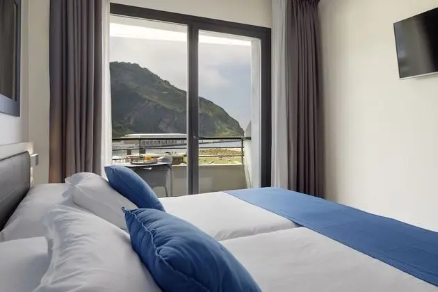 Standard Tek Büyük Yataklı Oda, Teras, Kısmi Deniz Manzarası (90 mins of free spa access per day)