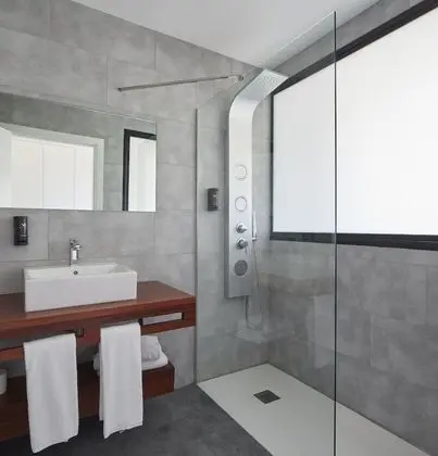 Standard Tek Büyük Yataklı Oda, Teras, Kısmi Deniz Manzarası (90 mins of free spa access per day)