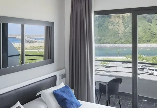 Standard Tek Büyük Yataklı Oda, Teras, Kısmi Deniz Manzarası (90 mins of free spa access per day)