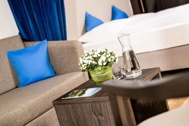 Standard Tek Büyük Yataklı Oda, Balkon, Havuz Manzaralı