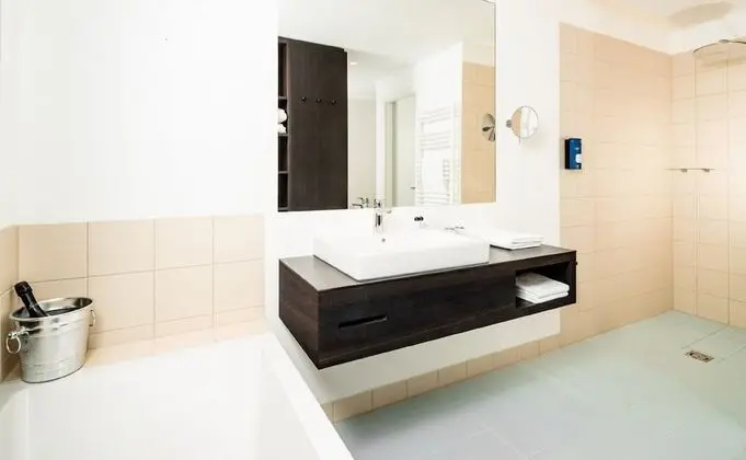 Standard Tek Büyük Yataklı Oda, Balkon, Havuz Manzaralı