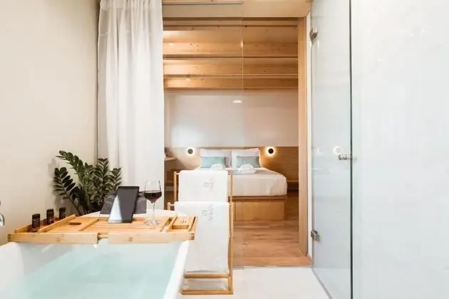 Deluxe Suite, Bath