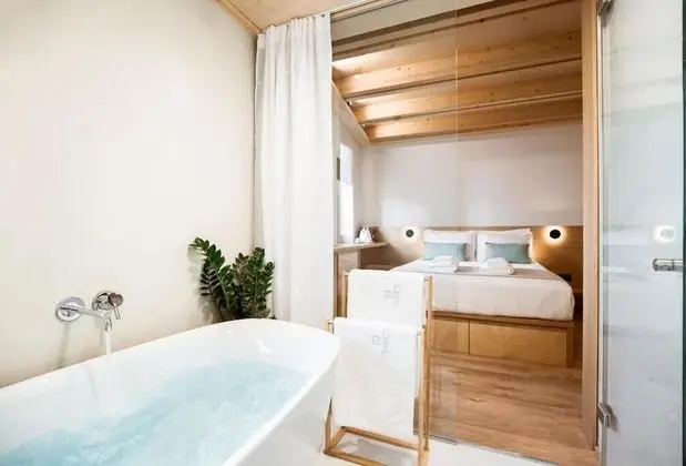 Deluxe Suite, Bath