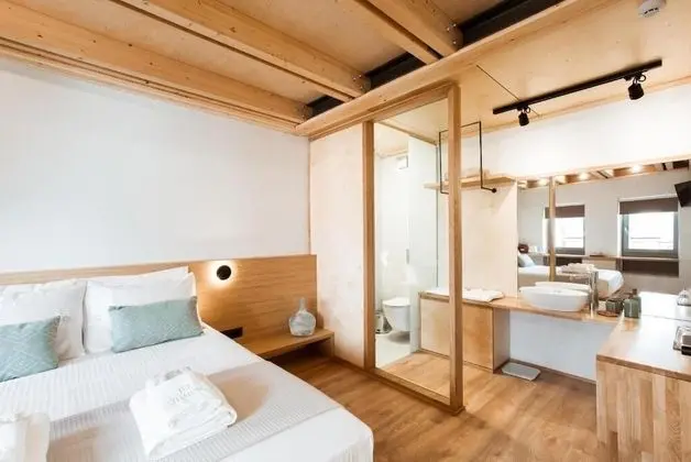 Deluxe Suite, Bath