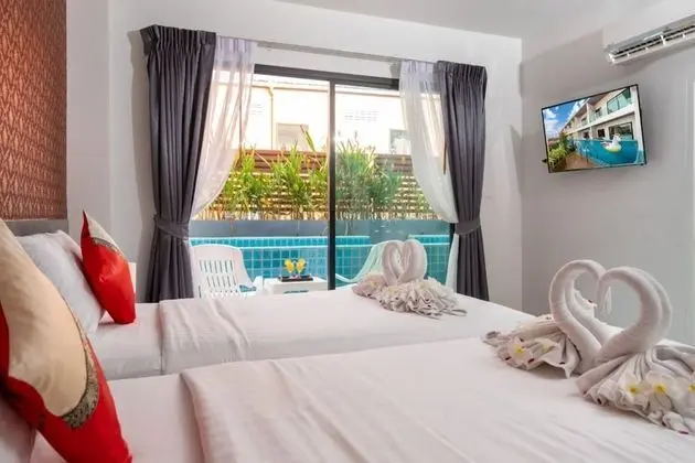 Deluxe Twin Room with Pool Access