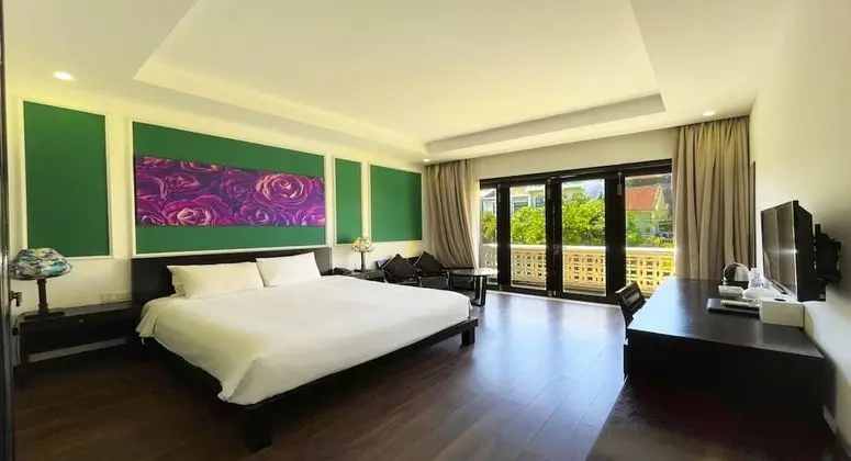 Deluxe Tek Büyük Yataklı Oda, Bahçe Manzaralı (or City View)