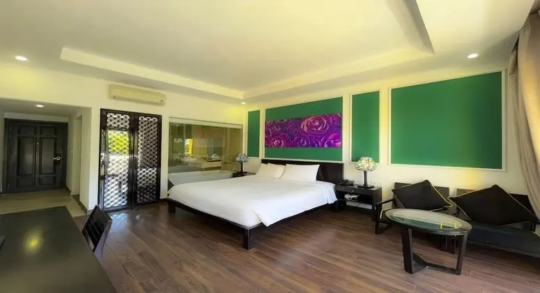 Deluxe Tek Büyük Yataklı Oda, Bahçe Manzaralı (or City View)