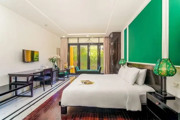 Deluxe Tek Büyük Yataklı Oda, Bahçe Manzaralı (or City View)