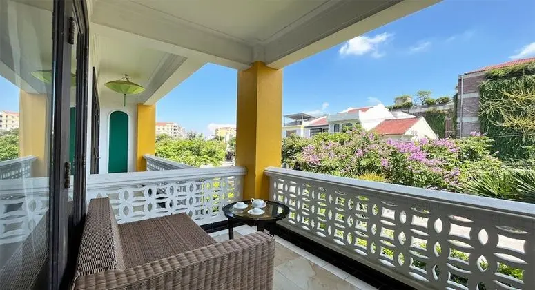 Deluxe Tek Büyük Yataklı Oda, Bahçe Manzaralı (or City View)