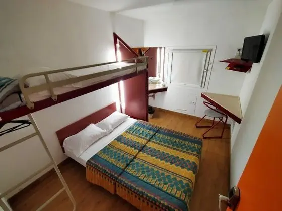 Basic Üç Kişilik Oda, Ortak Banyo
