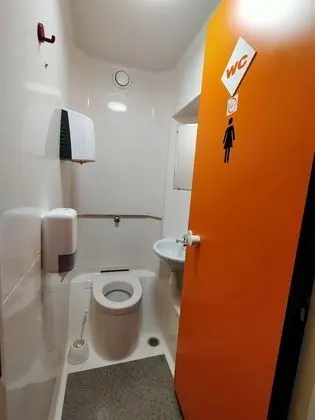 Basic Üç Kişilik Oda, Ortak Banyo