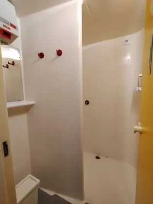 Basic Üç Kişilik Oda, Ortak Banyo
