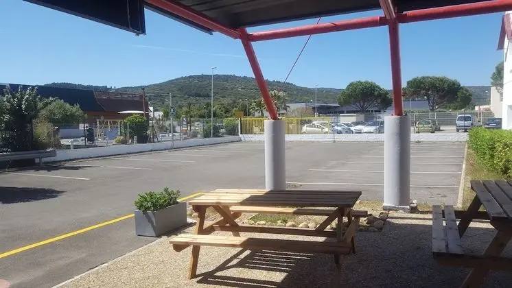 Basic Üç Kişilik Oda, Ortak Banyo