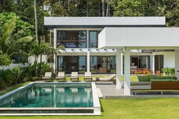 Six Bedrooms Villa