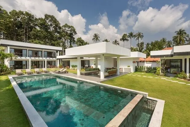 Six Bedrooms Villa