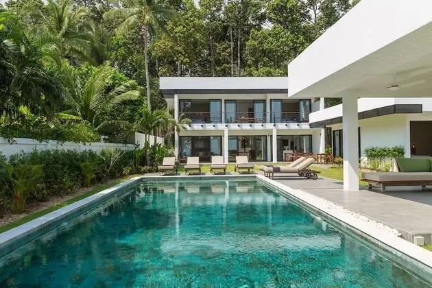 Six Bedrooms Villa