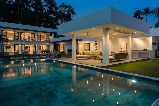 Six Bedrooms Villa