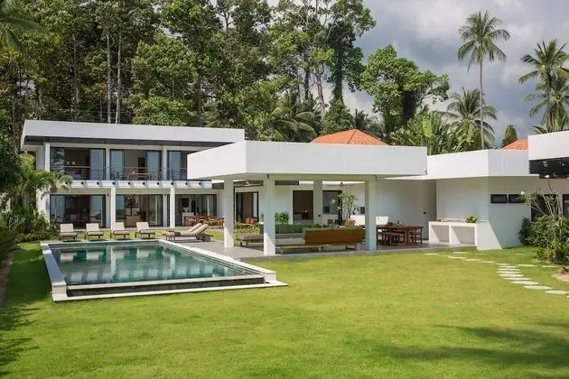 Six Bedrooms Villa