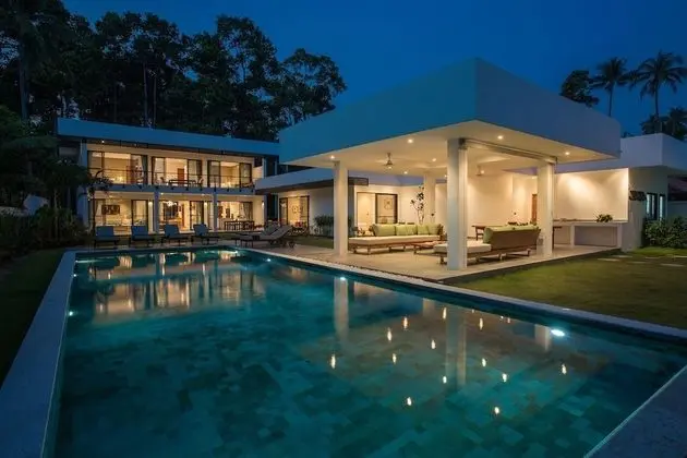 Six Bedrooms Villa