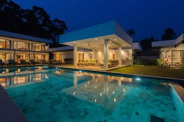 Six Bedrooms Villa