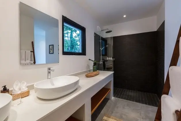 Six Bedrooms Villa