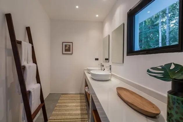 Six Bedrooms Villa