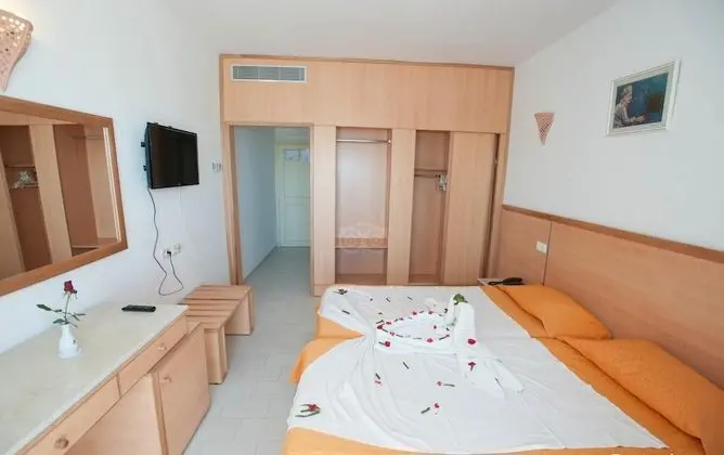 Tek Büyük veya İki Ayrı Yataklı Oda, Bahçe Manzaralı