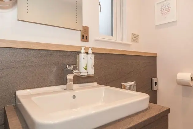 Superior Tek Büyük veya İki Ayrı Yataklı Oda, Banyolu/Duşlu, Bahçe Manzaralı (Cedar Suite)