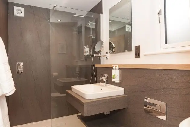 Superior Tek Büyük veya İki Ayrı Yataklı Oda, Banyolu/Duşlu, Bahçe Manzaralı (Cedar Suite)