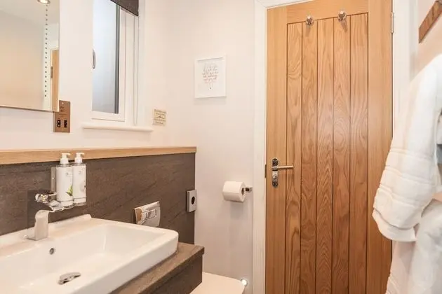 Superior Tek Büyük veya İki Ayrı Yataklı Oda, Banyolu/Duşlu, Bahçe Manzaralı (Cedar Suite)