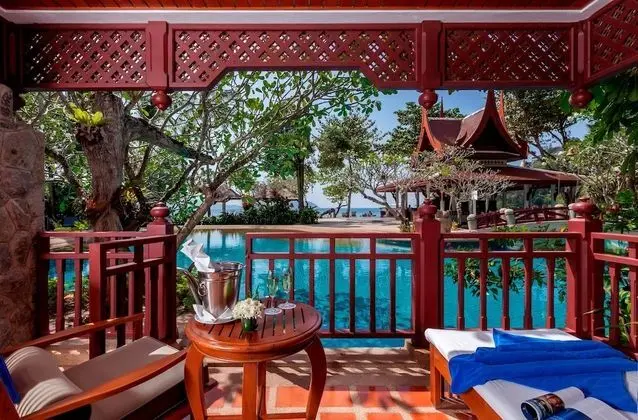 Lagoon Pool Access with Bathtub