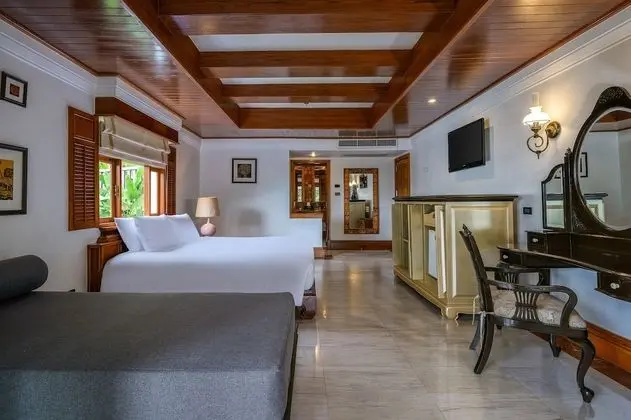 Lagoon Pool Access with Bathtub