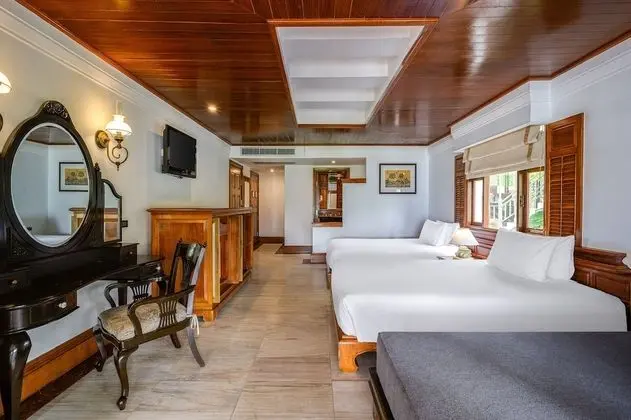 Lagoon Pool Access with Bathtub