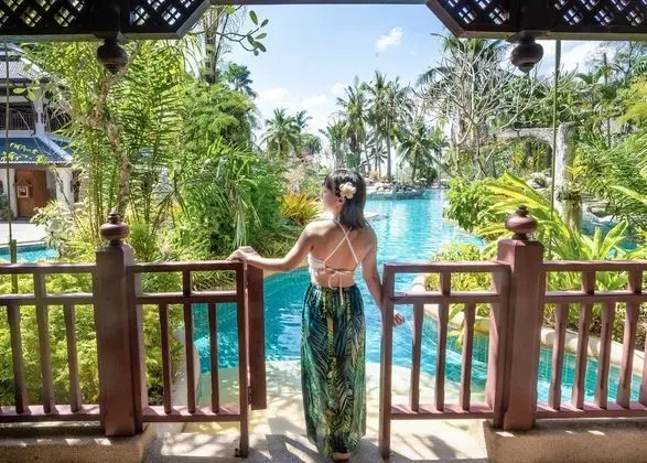 Lagoon Pool Access with Bathtub