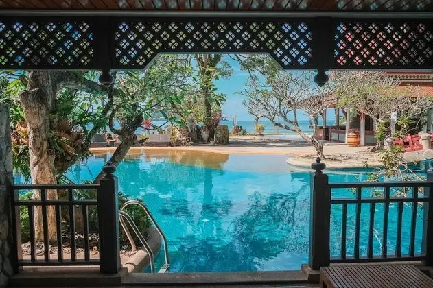 Lagoon Pool Access with Bathtub